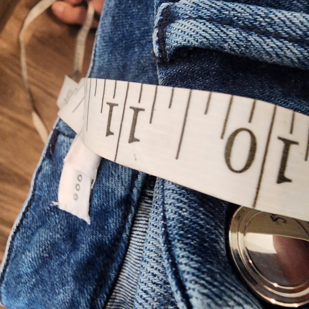 Good American Always fits high rise distressed medium wash skinny jeans - Picture 6 of 7